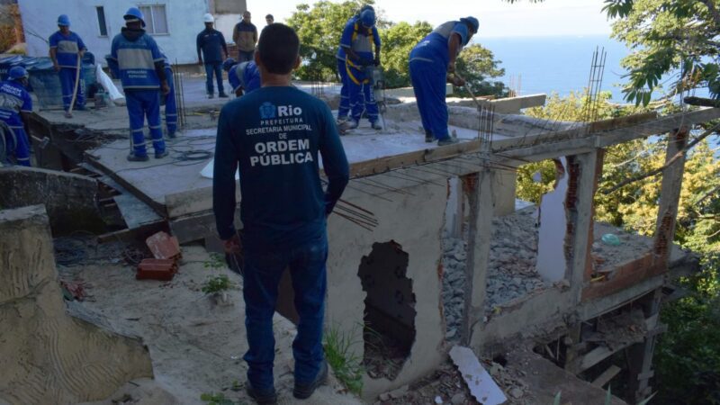 Seop demole duas construções irregulares com vista para o mar na comunidade do Vidigal