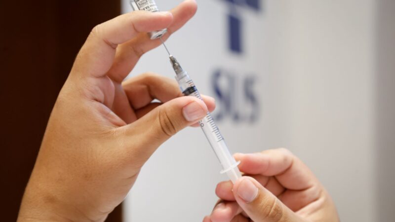 Rio retoma vacinação contra a covid-19 com nova dose atualizada; imunização começa por idosos em instituições