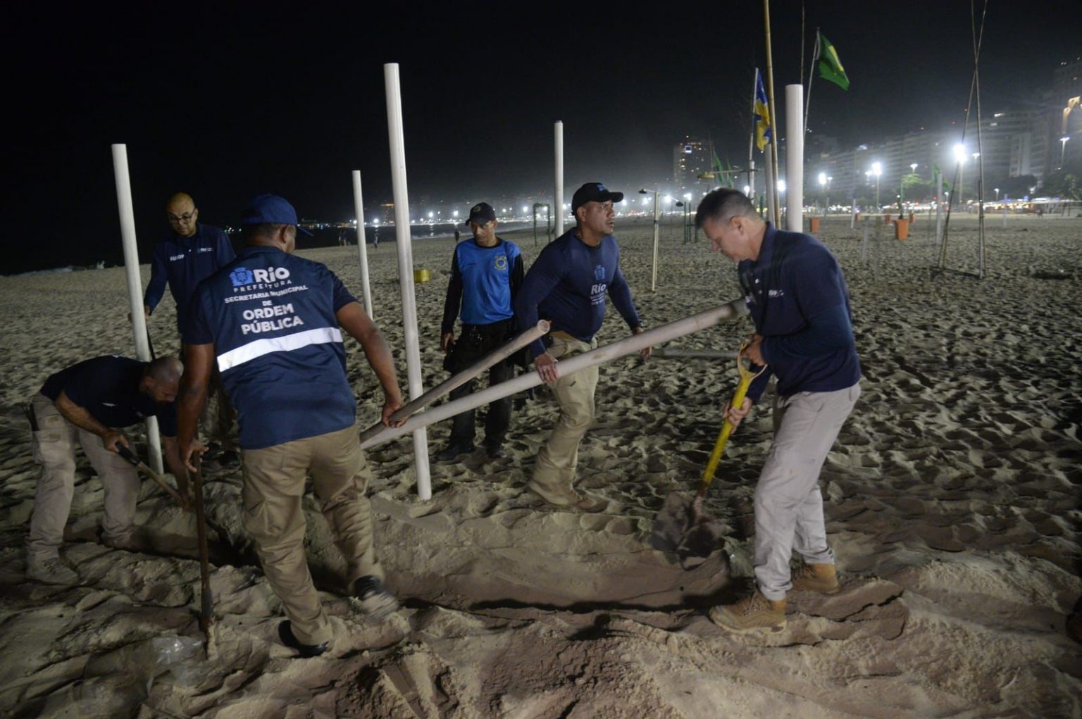 Seop apreende três toneladas de material irregular enterrado na areia de Copacabana durante Operação Tatuí