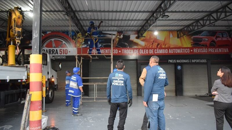 Prefeitura promove a demolição de oficina irregular na Barra da Tijuca