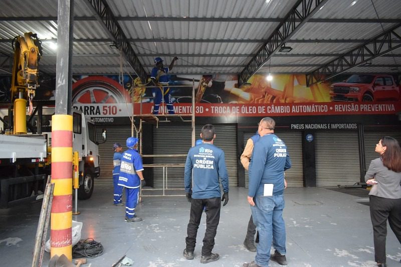 Prefeitura promove a demolição de oficina irregular na Barra da Tijuca