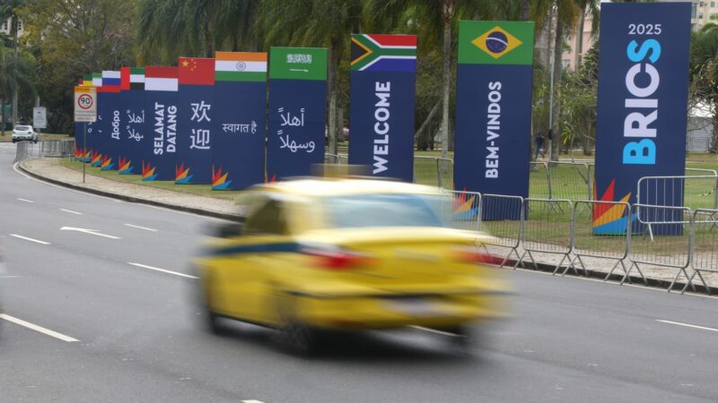 Rio se prepara para Cúpula do BRICS com ambientação urbana temática e mensagens em nove idiomas