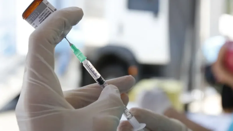 Campanha de atualização da caderneta de vacinação segue até 31 de outubro em todo o país