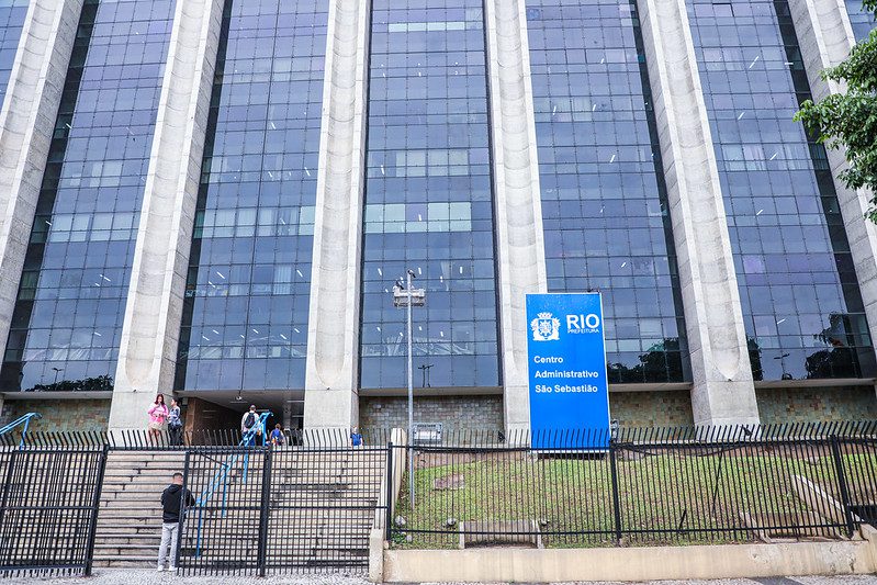 Prefeitura formaliza adesão da Uber ao programa municipal de direção segura de condutores