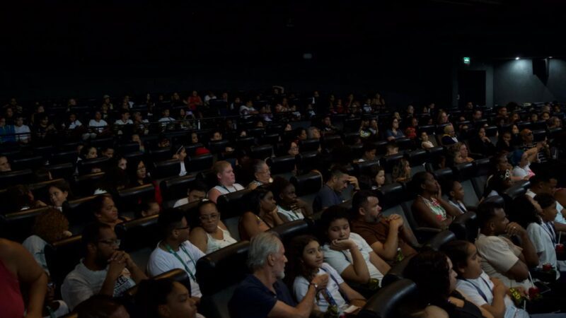 Cinema se transforma em sala de aula para alunos da rede municipal do Rio