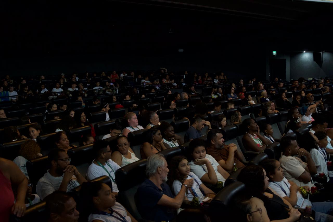Cinema se transforma em sala de aula para alunos da rede municipal do Rio