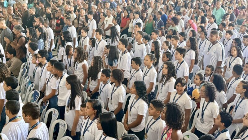Alunos premiados recebem medalhas da Olimpíada Carioca de Matemática 2025
