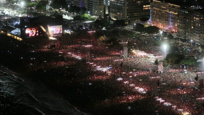 Show de Shakira reúne 2 milhões em Copacabana e impulsiona economia e turismo