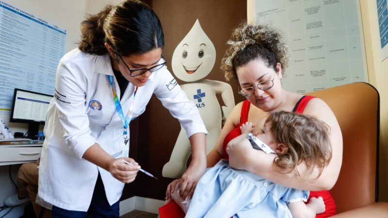 Saúde do Rio lança campanha para atualizar vacinas de crianças, jovens e adultos
