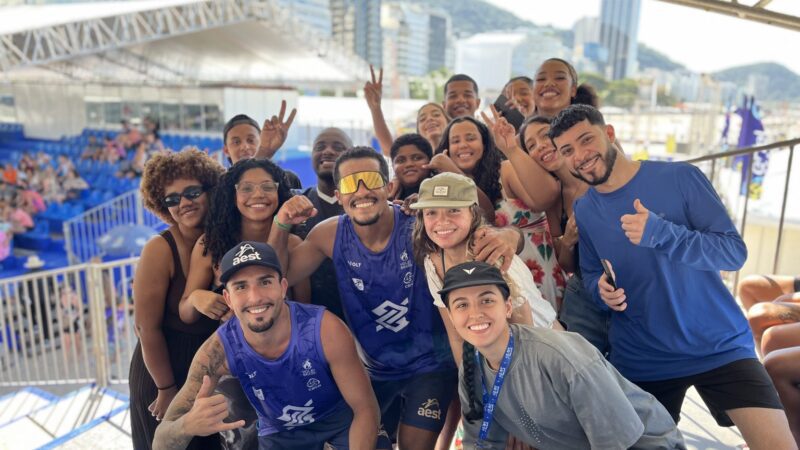 Jovens do Espaço da Juventude acompanham o Circuito Brasileiro de Vôlei de Praia em Copacabana