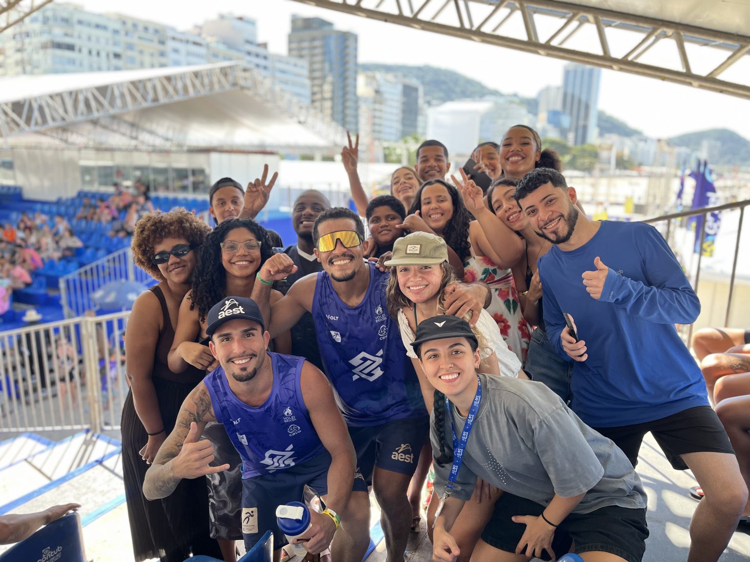 Jovens do Espaço da Juventude acompanham o Circuito Brasileiro de Vôlei de Praia em Copacabana