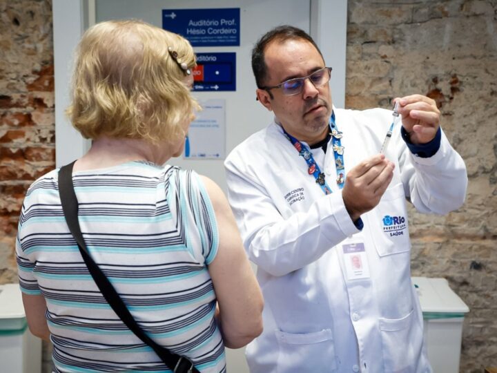 Vacina atualizada contra a Covid-19 está disponível para idosos a partir de 60 anos