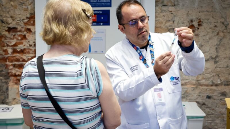 Vacina atualizada contra a Covid-19 está disponível para idosos a partir de 60 anos