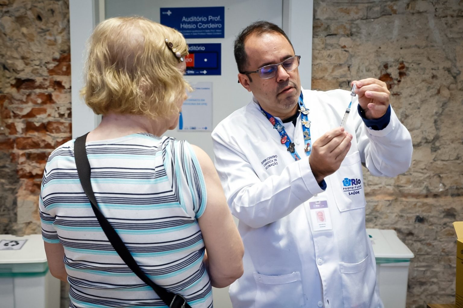 Vacina atualizada contra a Covid-19 está disponível para idosos a partir de 60 anos
