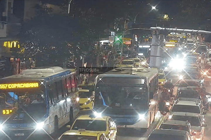 Prefeitura autua 42 ônibus por circularem sem identificação durante vendaval no Rio