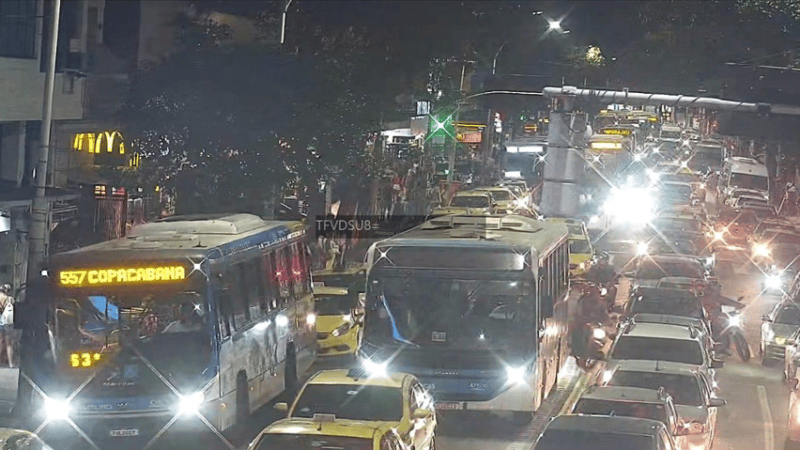 Prefeitura autua 42 ônibus por circularem sem identificação durante vendaval no Rio