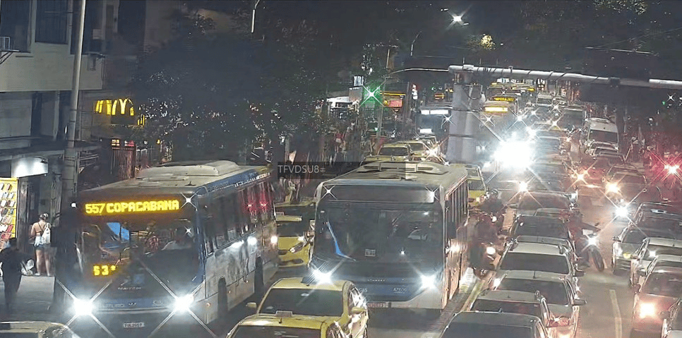 Prefeitura autua 42 ônibus por circularem sem identificação durante vendaval no Rio