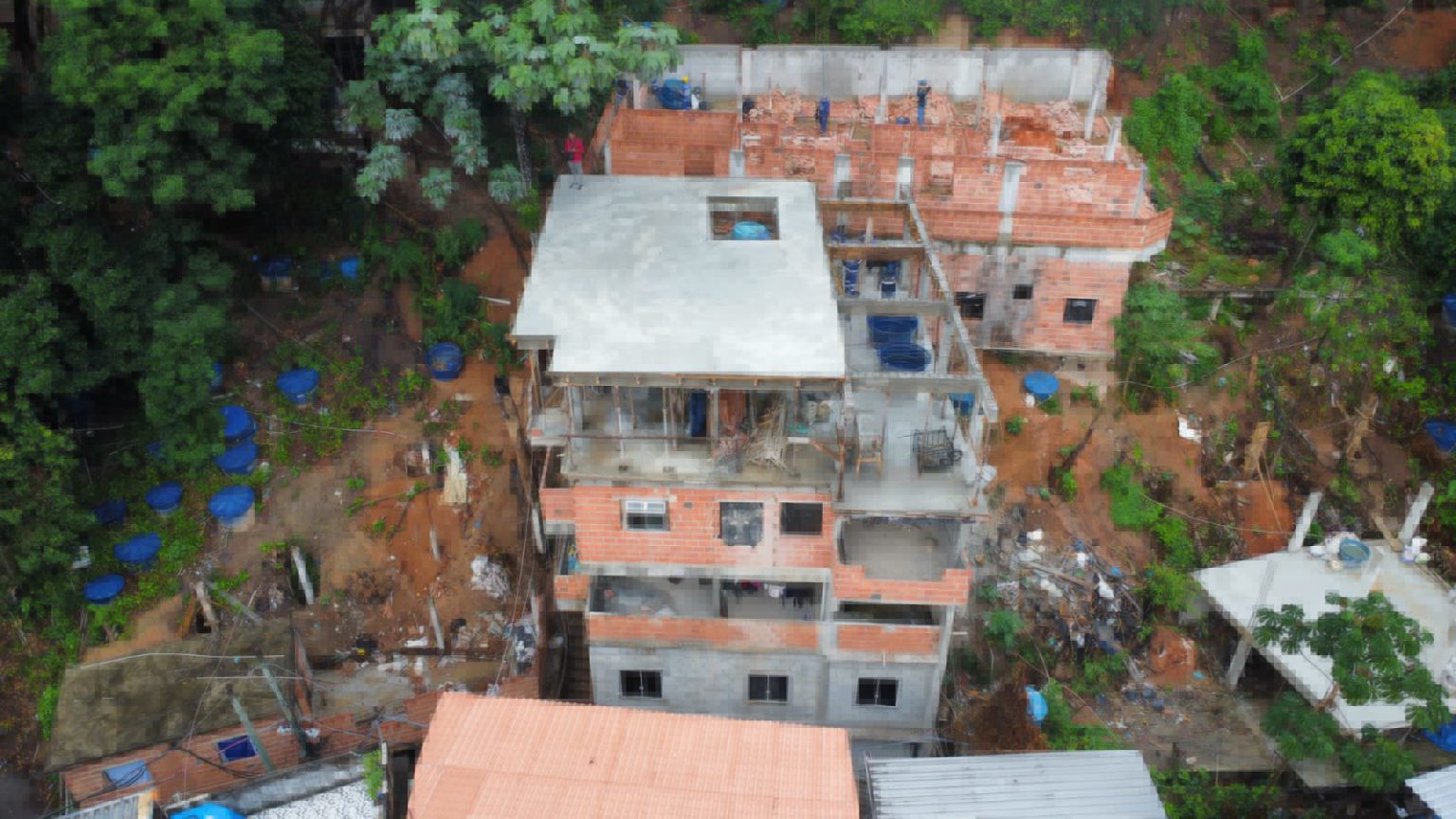 SEOP demole dois prédios irregulares na Rocinha