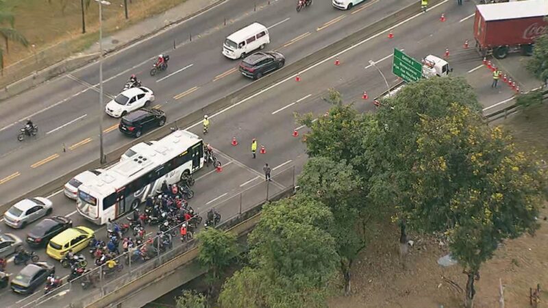 Acidente Fatal Envolve Caminhão, Carro e Duas Motos, Deixando uma Vítima, via foi interditada