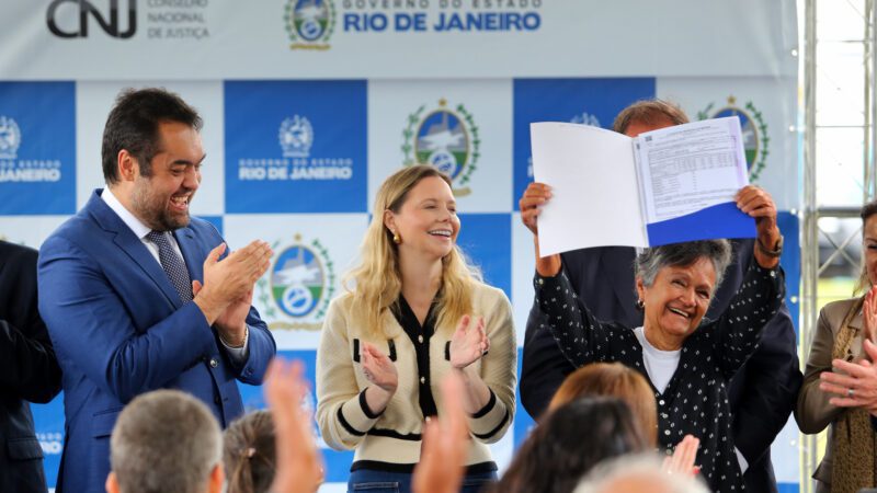 Governador Cláudio Castro Entrega 30 Títulos de Propriedade em Santa Cruz, Zona Oeste