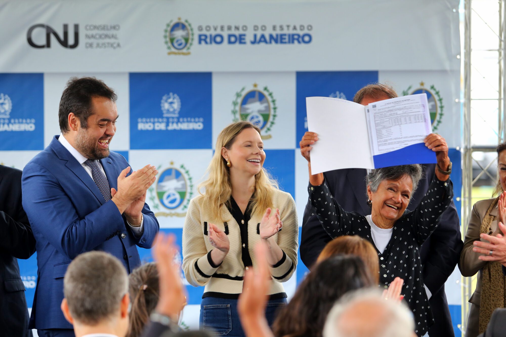 Governador Cláudio Castro Entrega 30 Títulos de Propriedade em Santa Cruz, Zona Oeste