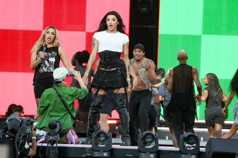 Momento Inesperado: Público Surpreendido por Dublê de Madonna em Copacabana, Seguido por Performance Vibrante com Pabllo Vittar