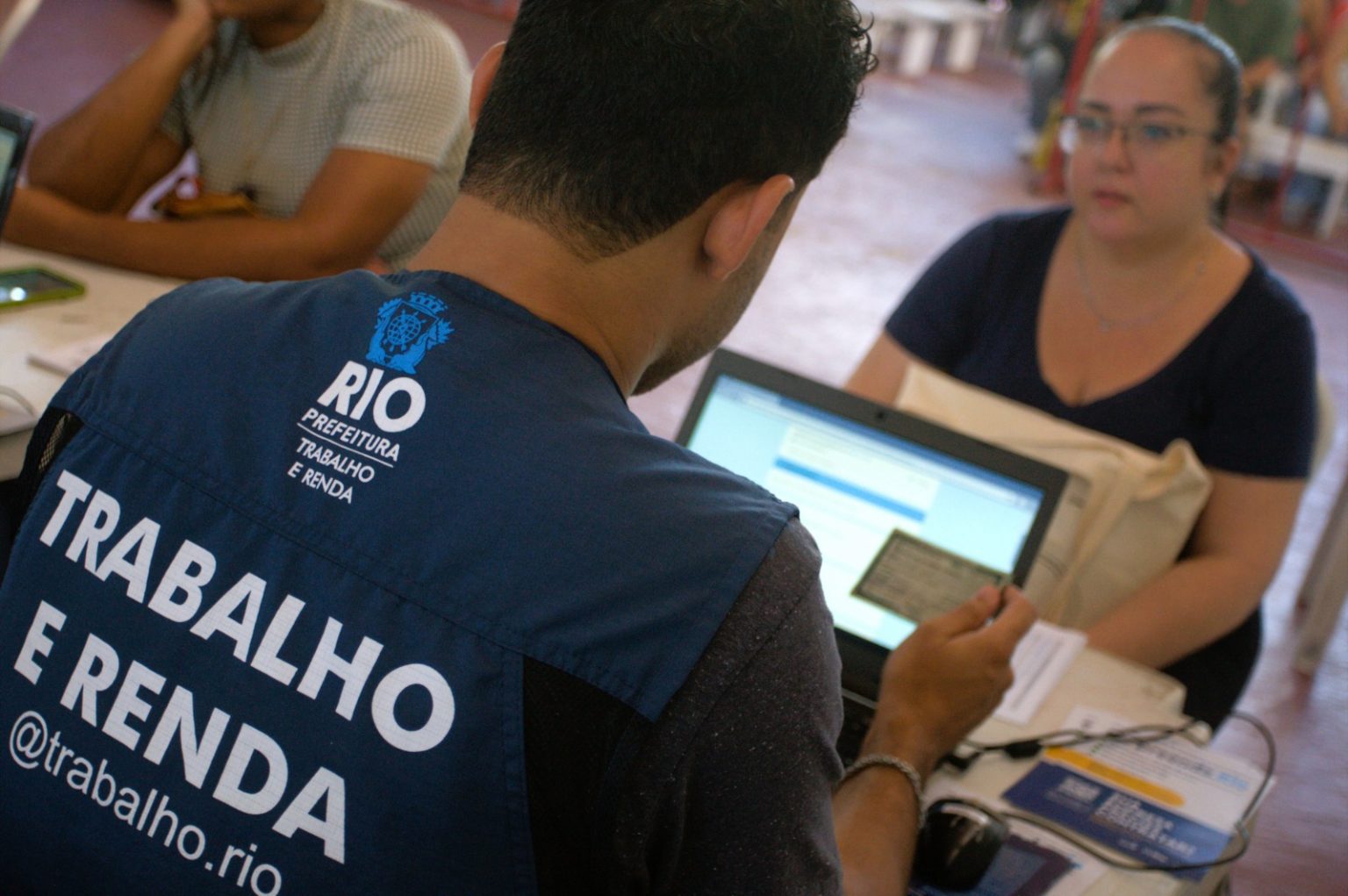 Novas oportunidades: Prefeitura do Rio oferece mais de 1,3 mil vagas de emprego para a população
