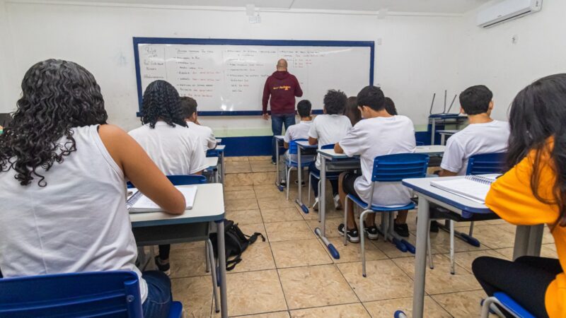 Apoio à Educação: Lei para Contratação Temporária de Professores é Sancionada por Cláudio Castro