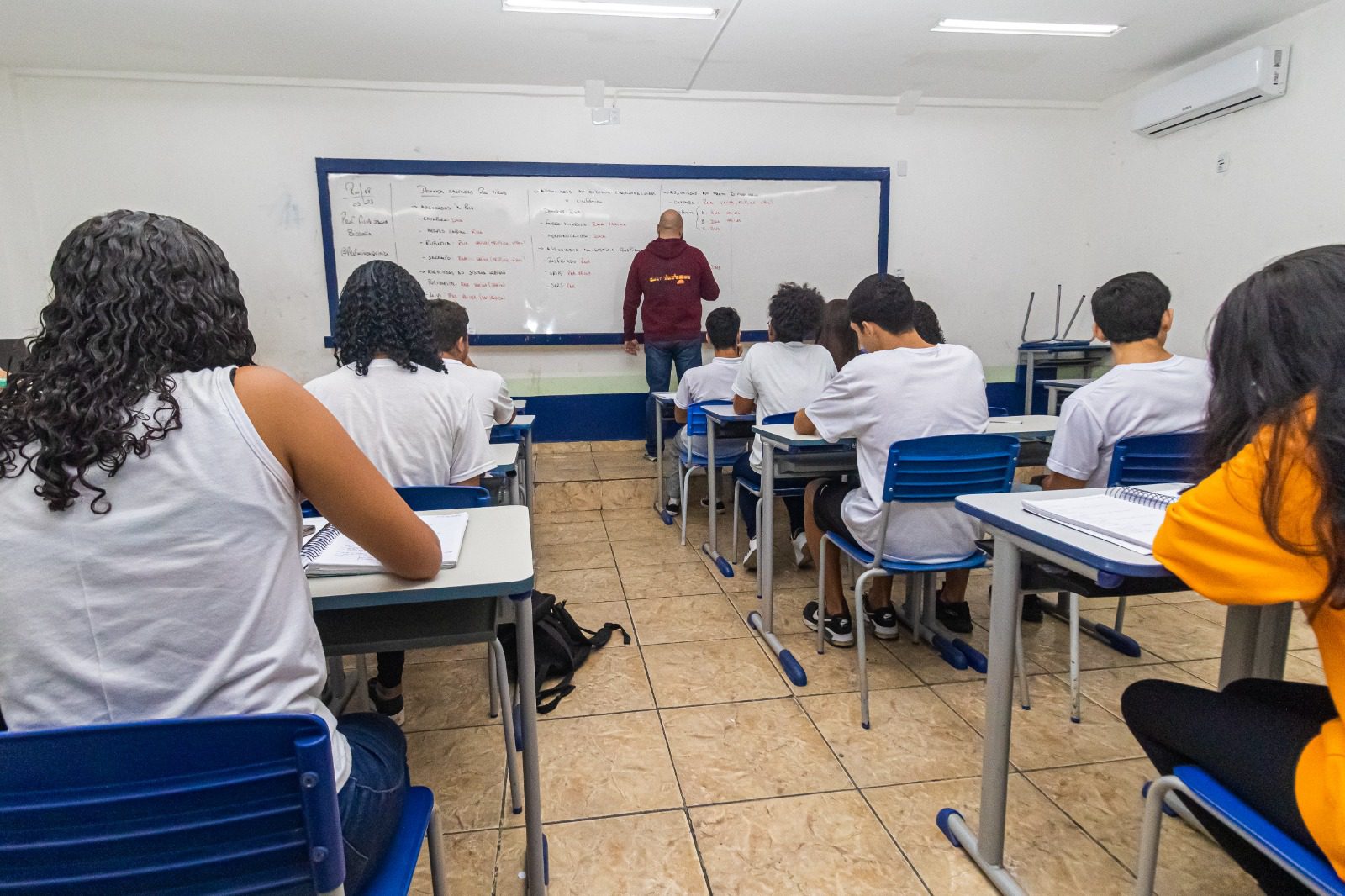 Apoio à Educação: Lei para Contratação Temporária de Professores é Sancionada por Cláudio Castro