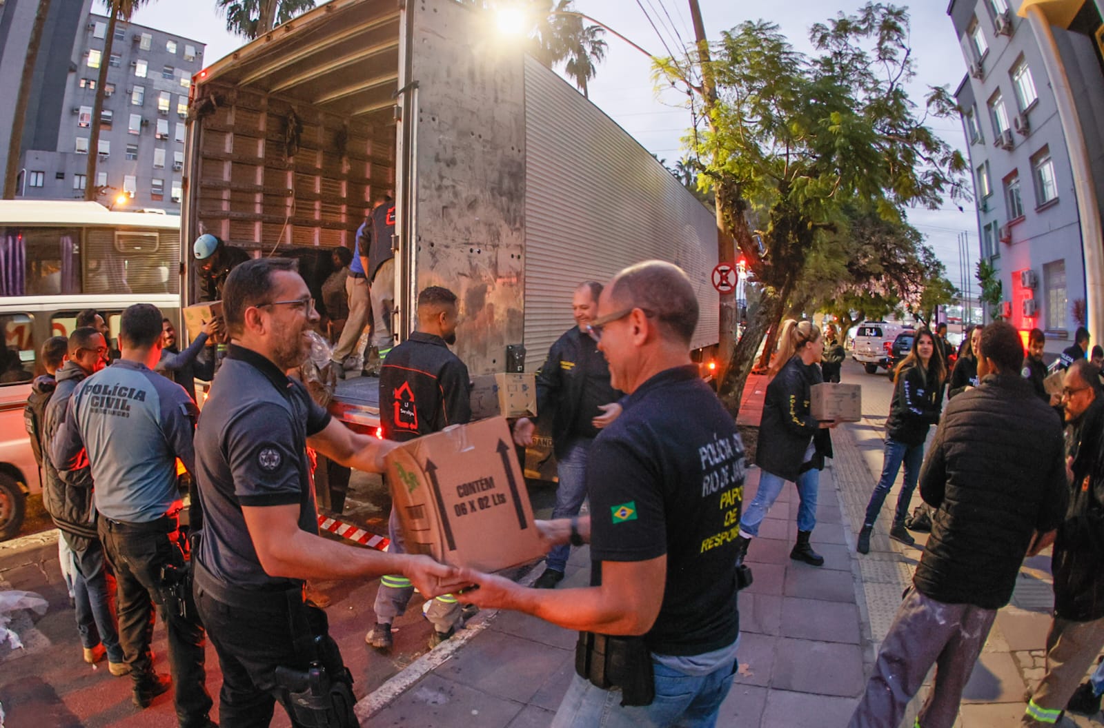 Solidariedade em Ação: Polícia Civil do Rio Grande do Sul Entrega Doações para Vítimas da Chuva