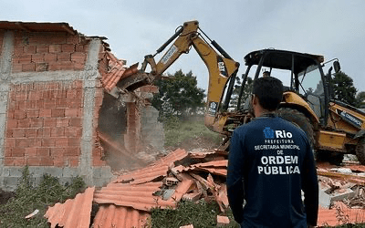 Seop Demole Construções Ilegais nas Margens do Rio Cabuçu, em Guaratiba