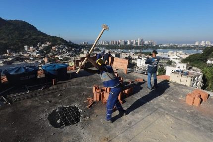 Prefeitura Demole Prédio de Seis Andares na Muzema, Totalizando Quatro Mil Estruturas Irregulares