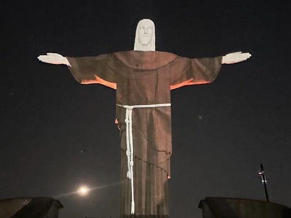 Cristo Redentor é iluminado com vestes franciscanas em homenagem a Frei Galvão, 1° santo brasileiro