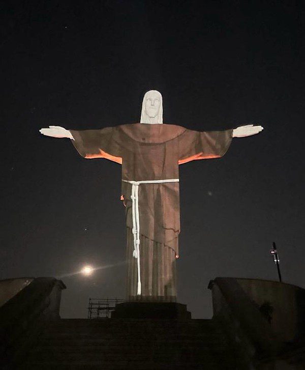 Cristo Redentor é iluminado com vestes franciscanas em homenagem a Frei Galvão, 1° santo brasileiro