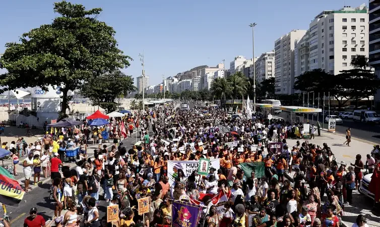 Gerações se unem na Marcha das Mulheres Negras na orla do Rio de Janeiro