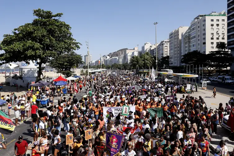 Gerações se unem na Marcha das Mulheres Negras na orla do Rio de Janeiro