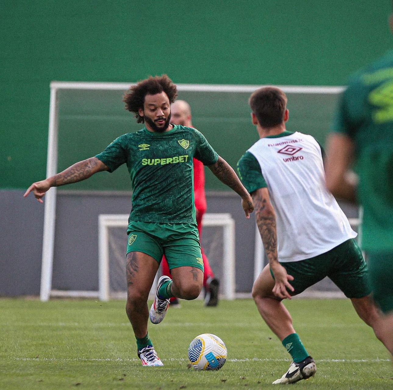 Marcelo volta aos treinos no Fluminense após recuperação de lesão