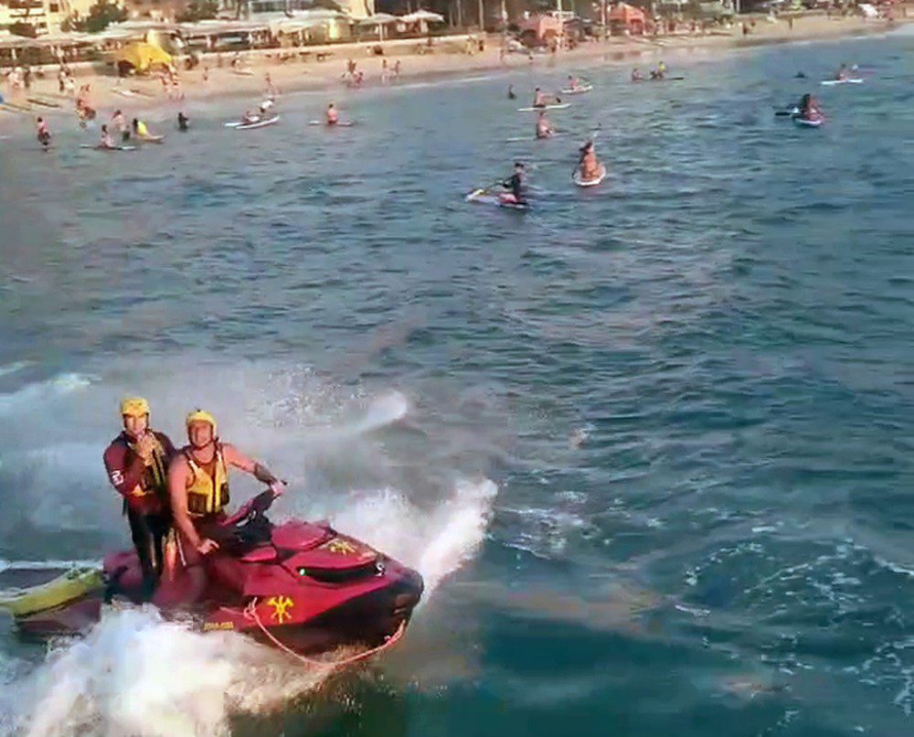 Ventania e Ondas Arrastam Banhistas em Copacabana; Bombeiros Atendem Mais de 100 Pessoas