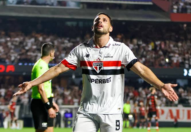 Calleri Brilha e São Paulo Bate Flamengo, Aumentando Disputa pelo Brasileirão