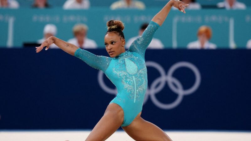 Rebeca Andrade ganha ouro no solo e se torna maior medalhista olímpica do Brasil