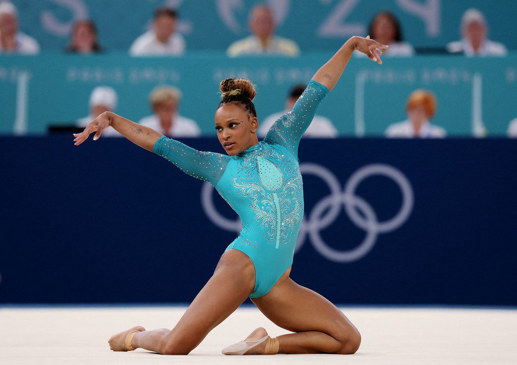 Rebeca Andrade ganha ouro no solo e se torna maior medalhista olímpica do Brasil