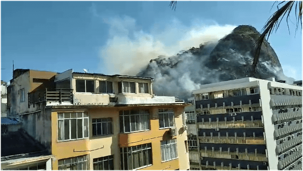 Incêndio no Morro do Cantagalo: Fumaça Se Espalha por Toda a Região de Copacabana