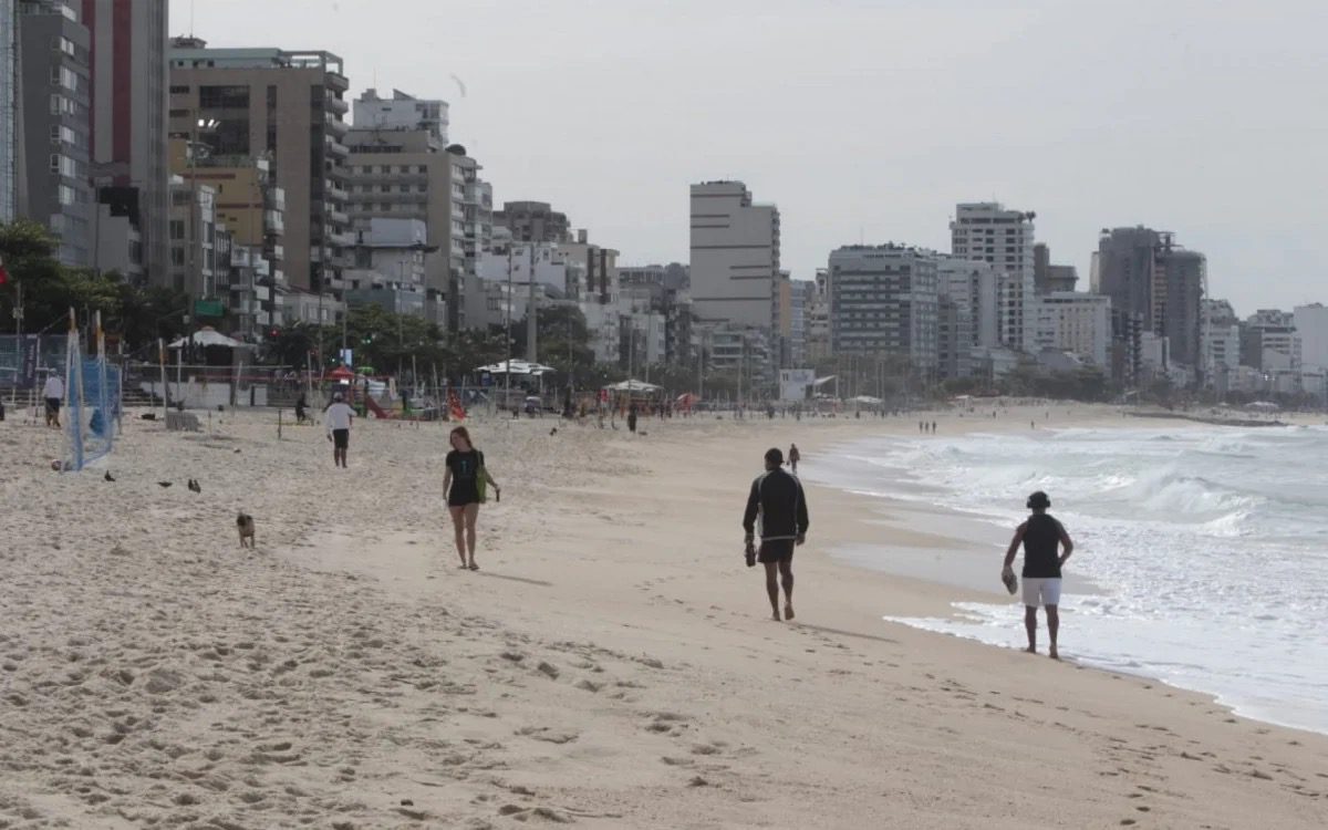 Marinha alerta para ressaca com ondas de até 4 metros na orla do Rio