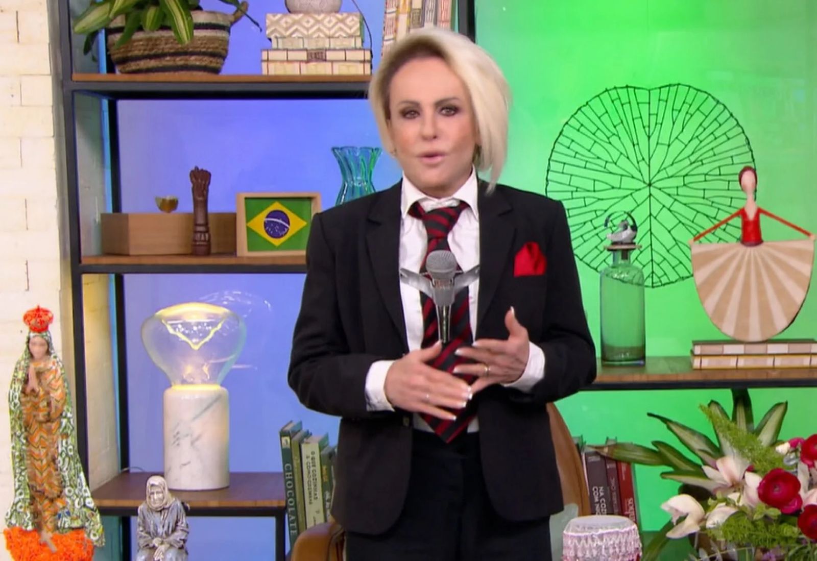 Ana Maria Braga homenageia Silvio Santos e joga aviãozinho no ‘Mais Você‘