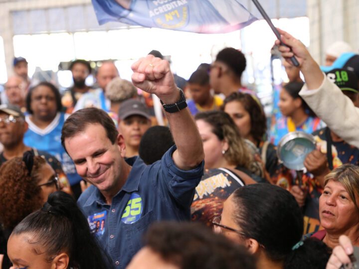 Eduardo Paes, acompanhado de seu vice, votou no Rio e afirmou estar otimista sobre uma vitória já no primeiro turno