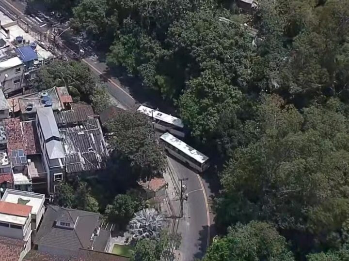 Cinco ônibus são sequestrados por criminosos e empregados como barricadas na Estrada do Itanhangá