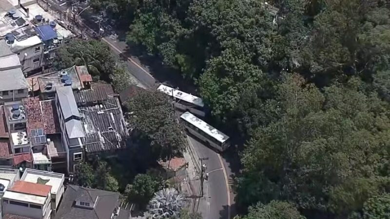 Cinco ônibus são sequestrados por criminosos e empregados como barricadas na Estrada do Itanhangá