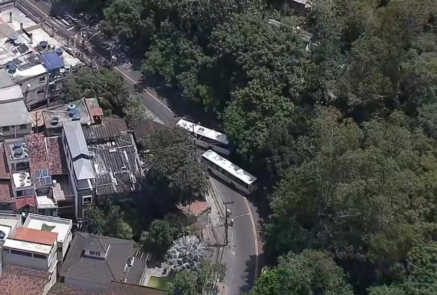 Cinco ônibus são sequestrados por criminosos e empregados como barricadas na Estrada do Itanhangá