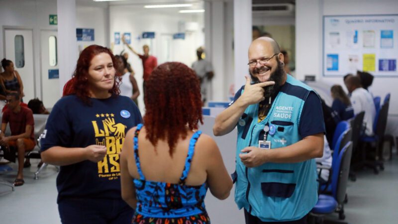 Profissionais da área da saúde agora estão sendo capacitados na linguagem de sinais