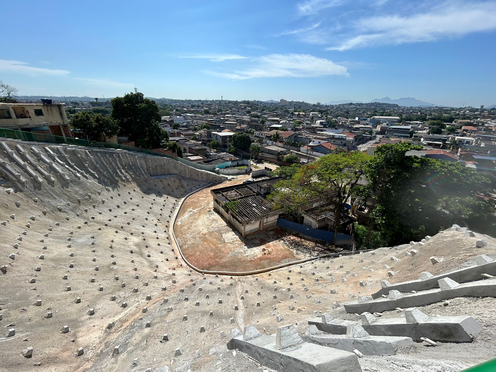 Obra de contenção de encostas em Belford Roxo é concluída pelo Governo do Estado